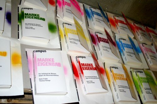 Eins von 50 Büchern erhielt dabei ein zweifarbiges Finnisch für Jäger und Sammler.